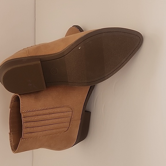 Women's western-style ankle boots size 8. - Picture 4 of 9